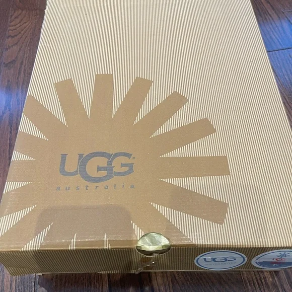 UGG Women's Fur-Lined Winter Boots Adirondack III Navy blue size 8 new with box - Picture 10 of 11